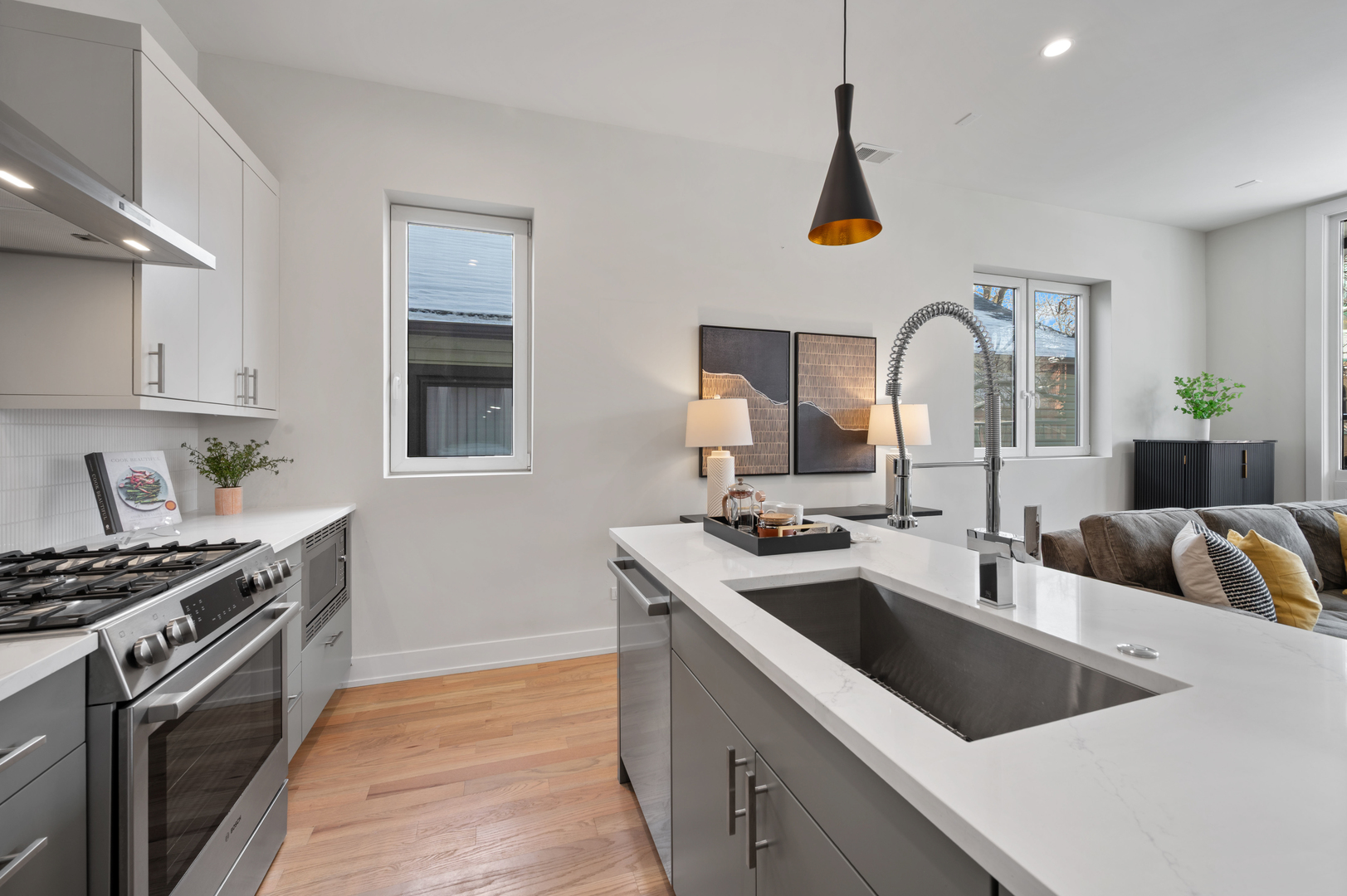 910 N Wood Street Unit: 2