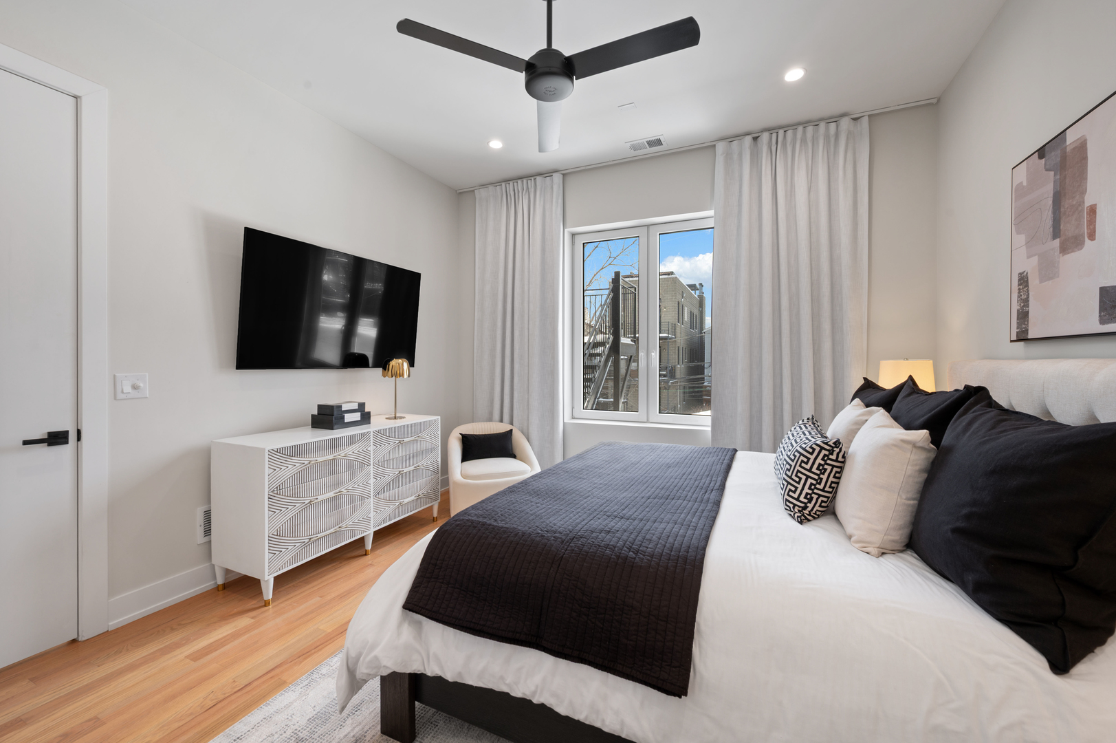 910 N Wood Street Unit: 2