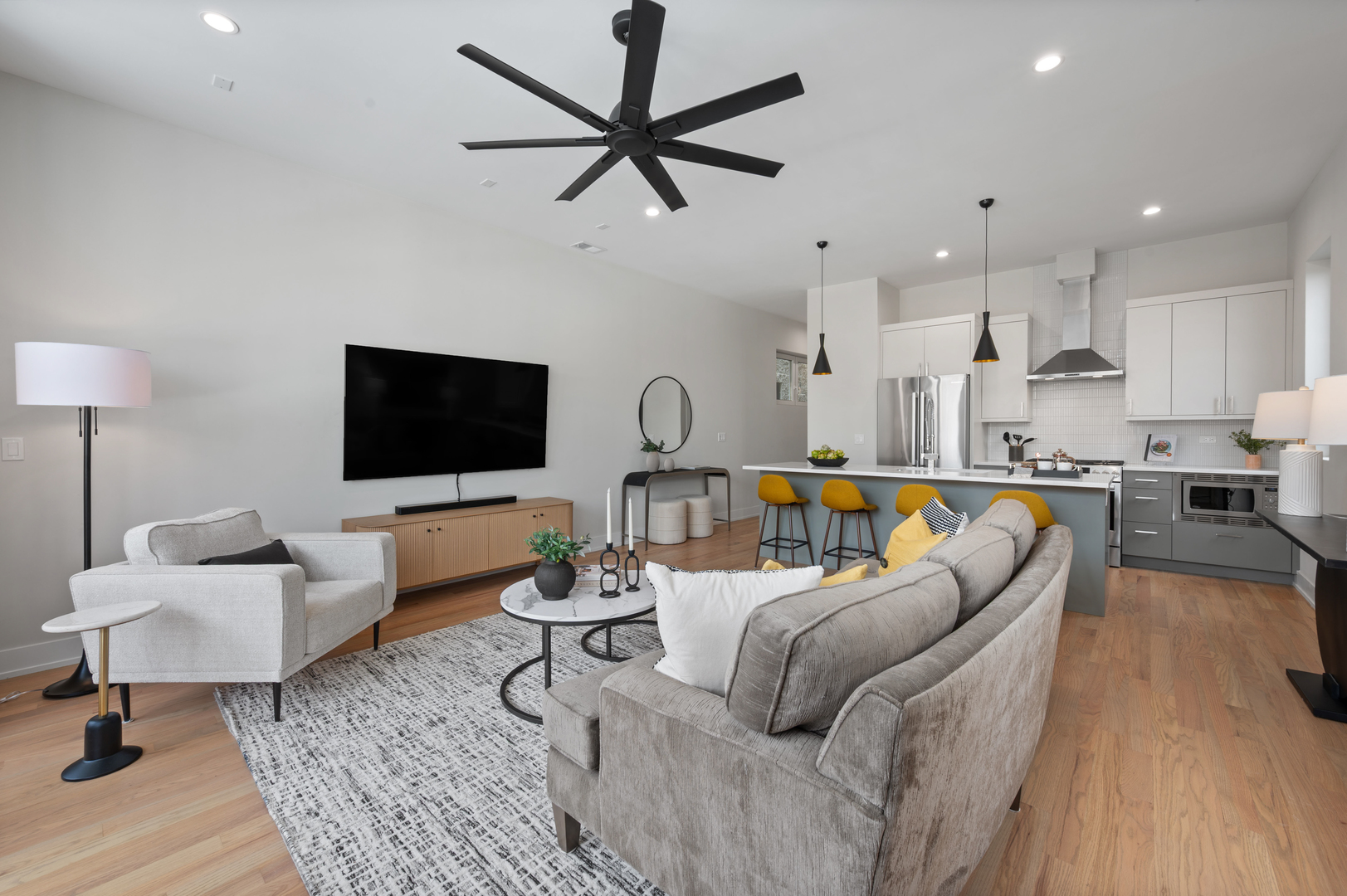 910 N Wood Street Unit: 2