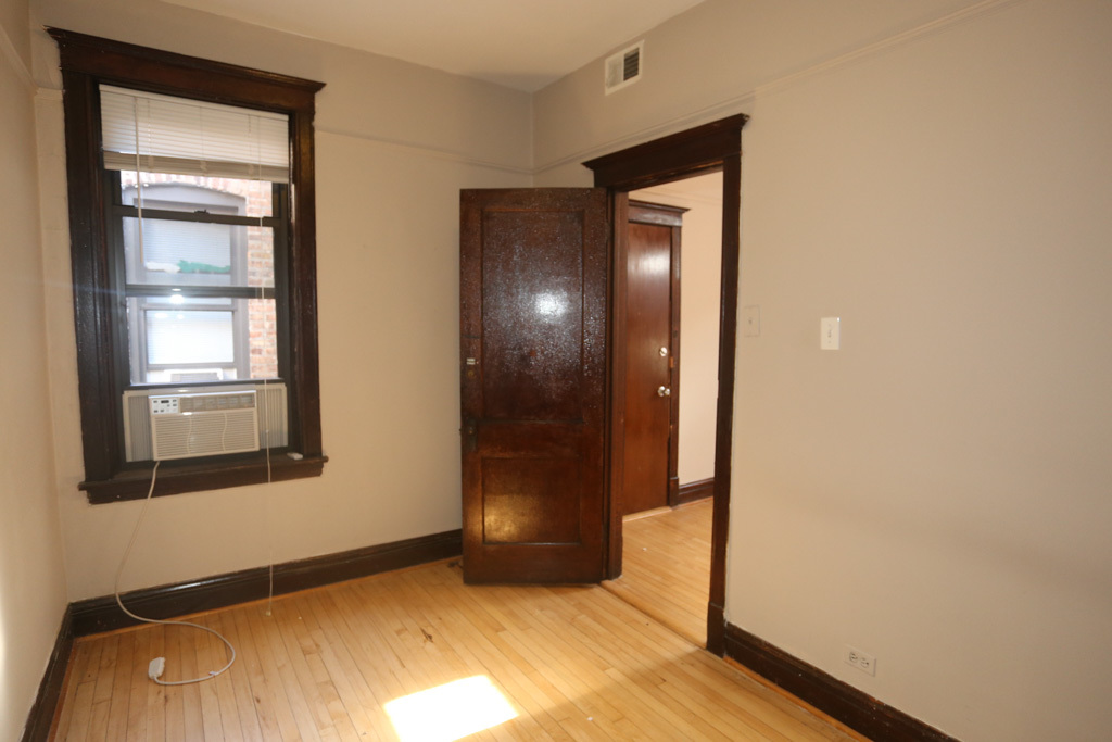 1927 W SCHILLER Street Unit: 3R
