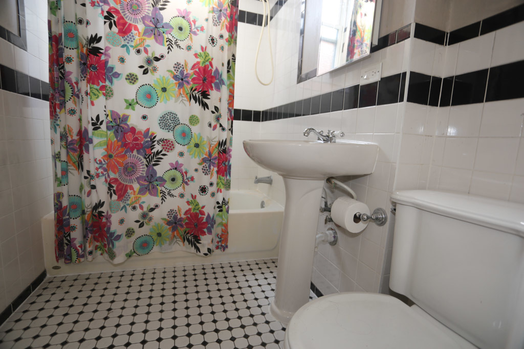 1927 W SCHILLER Street Unit: 3R