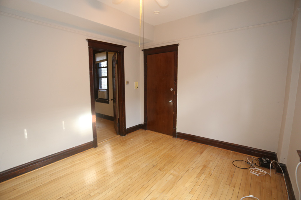 1927 W SCHILLER Street Unit: 3R