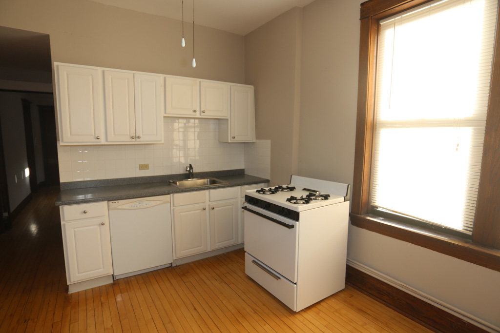 1927 W SCHILLER Street Unit: 3R