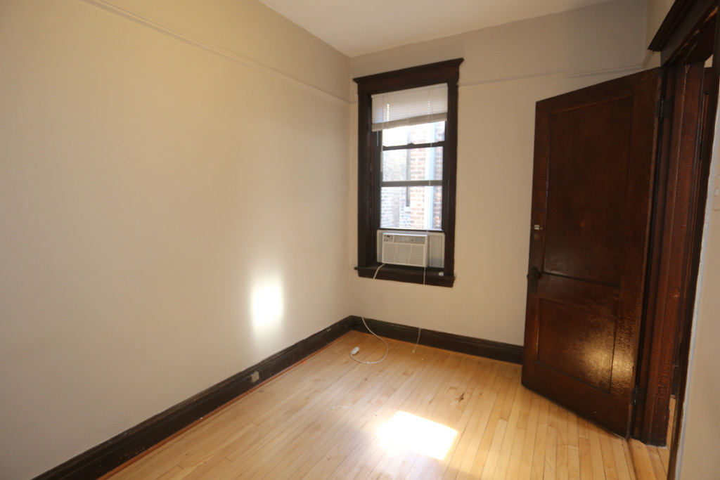 1927 W SCHILLER Street Unit: 3R