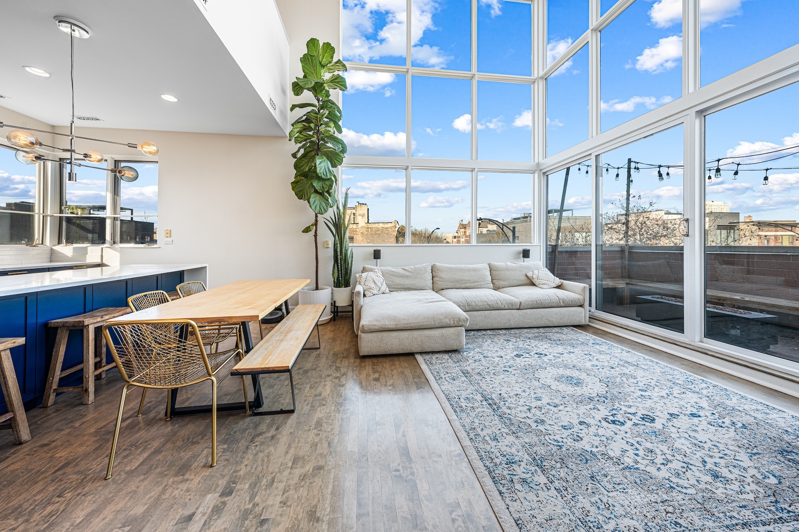 956 N Wood Street Unit: PH