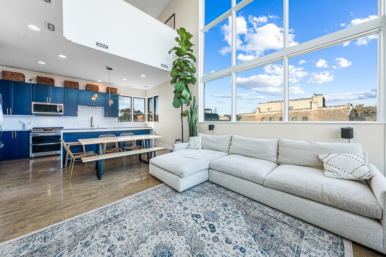 956 N Wood Street Unit: PH