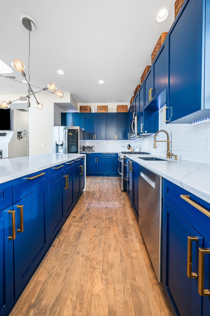 956 N Wood Street Unit: PH