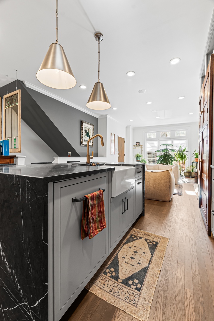 820 W Buckingham Place Unit: 1