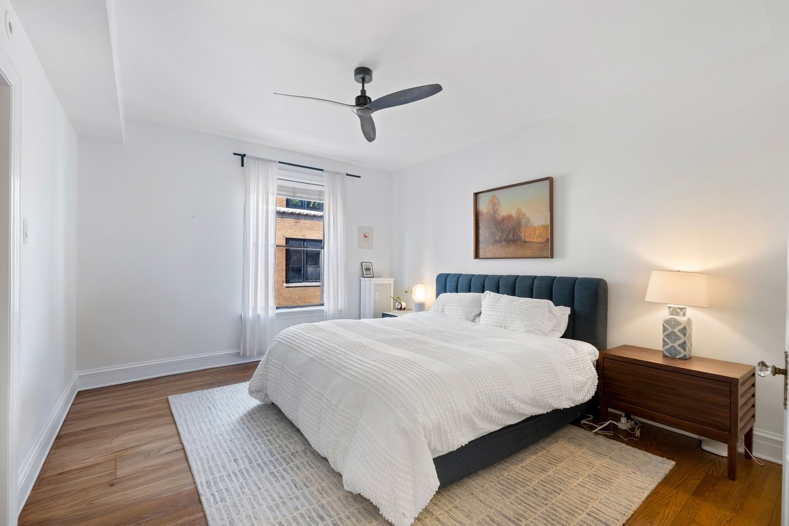 537 W Roscoe Street Unit: 2