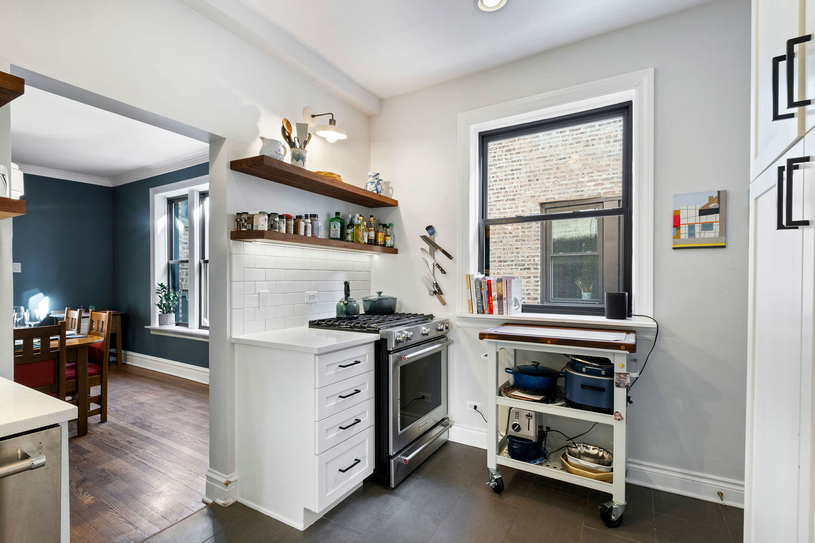 537 W Roscoe Street Unit: 2