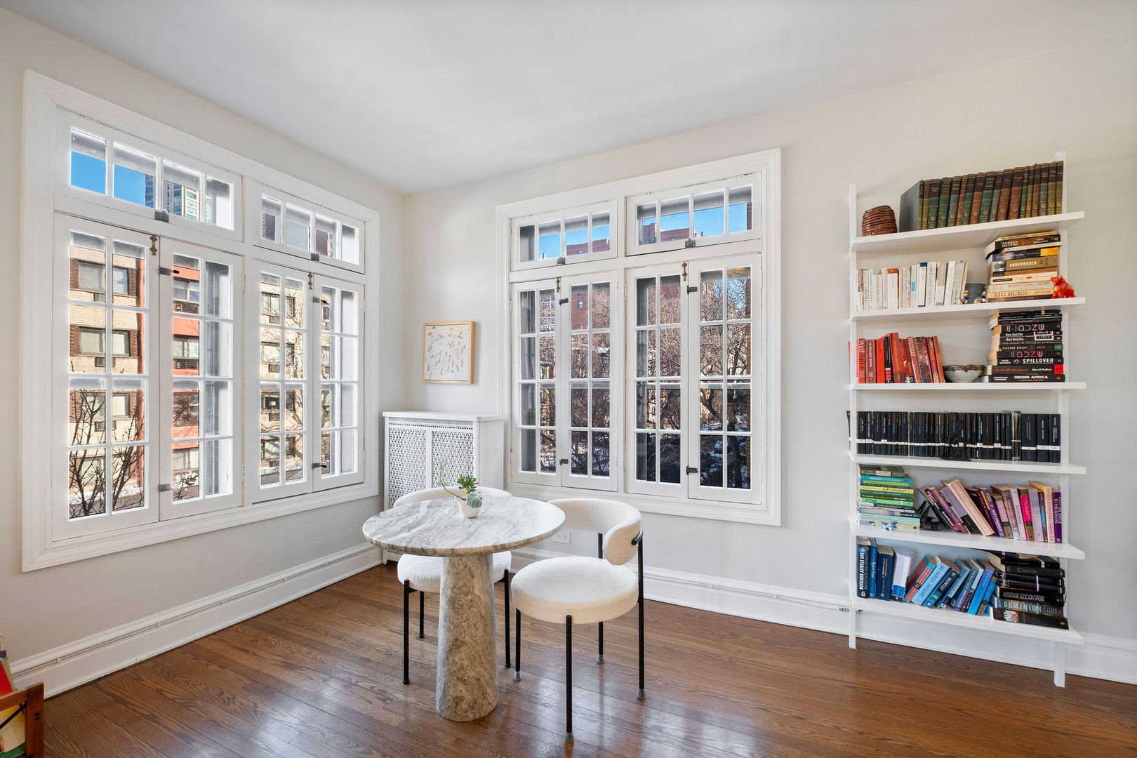 537 W Roscoe Street Unit: 2