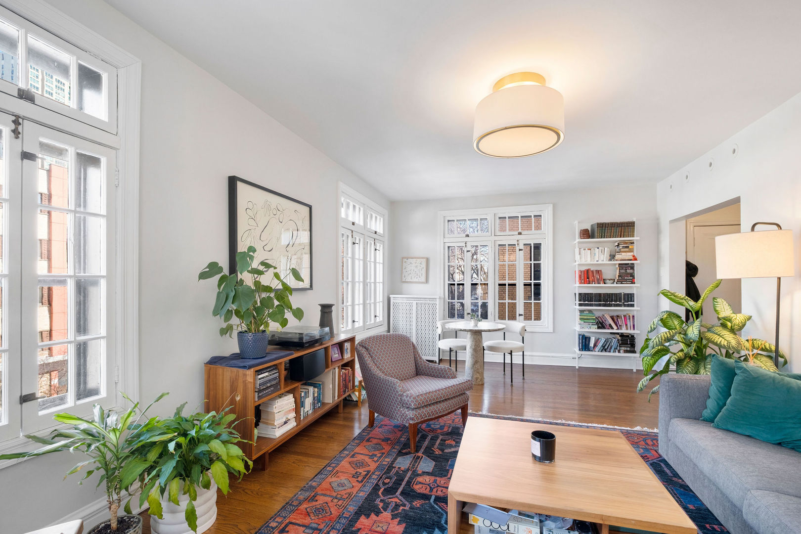 537 W Roscoe Street Unit: 2
