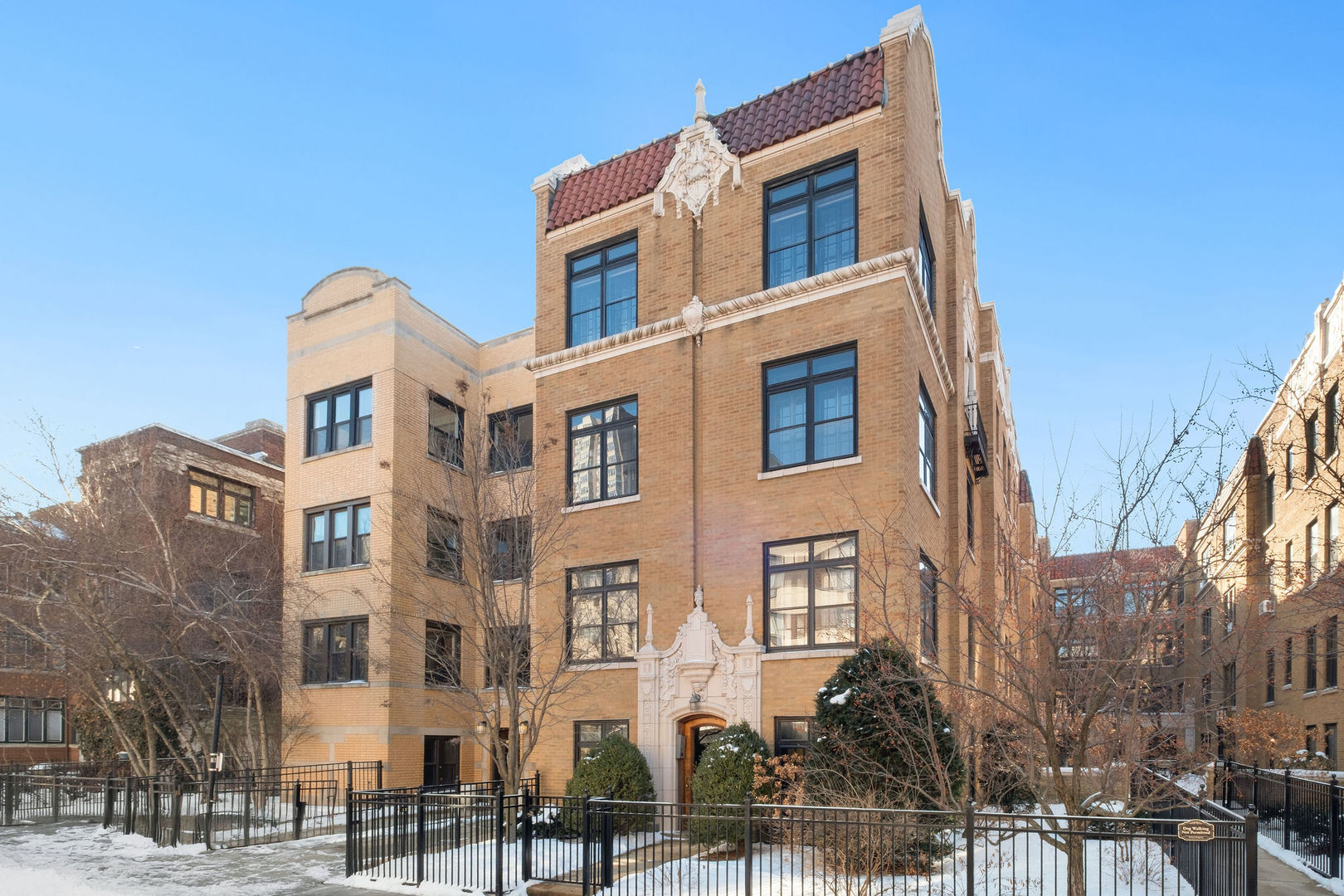 537 W Roscoe Street Unit: 2