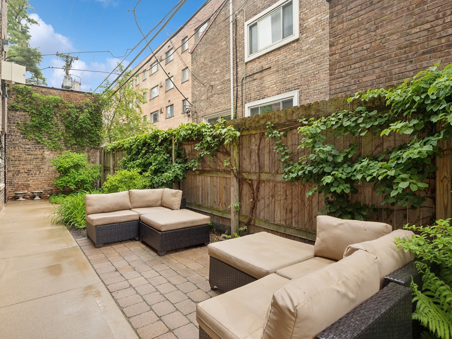 537 W Roscoe Street Unit: 2