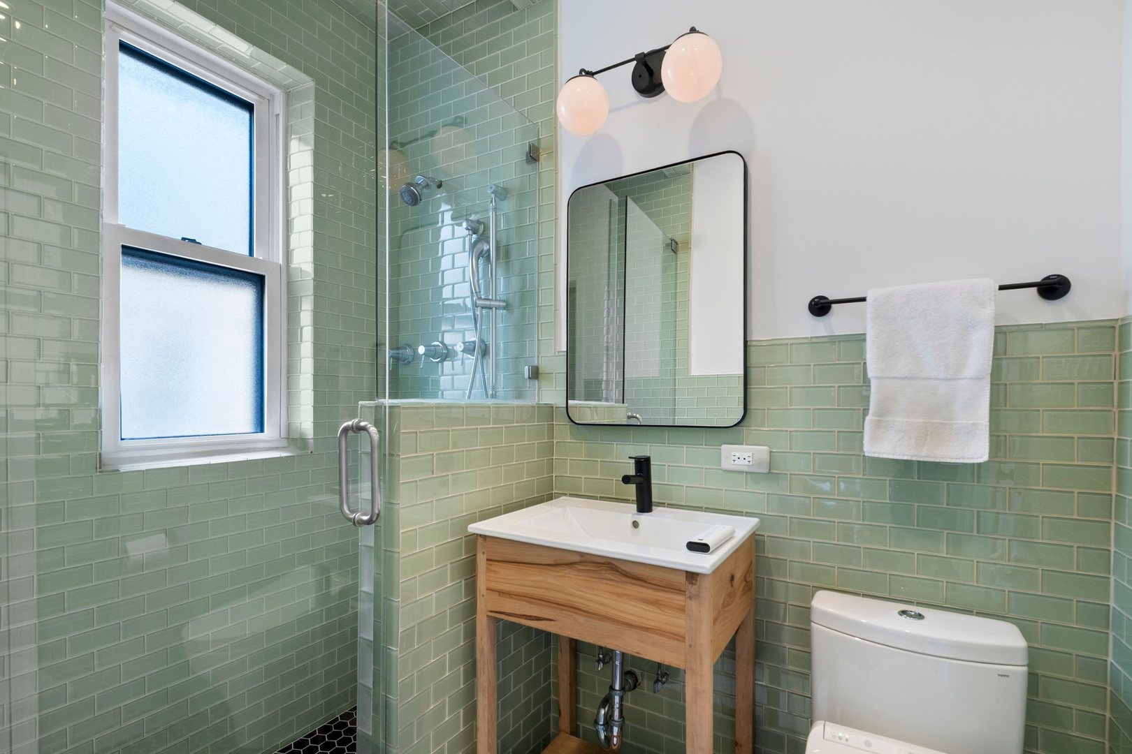 537 W Roscoe Street Unit: 2