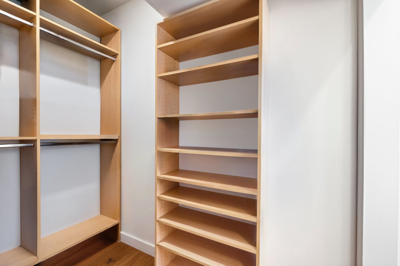 537 W Roscoe Street Unit: 2