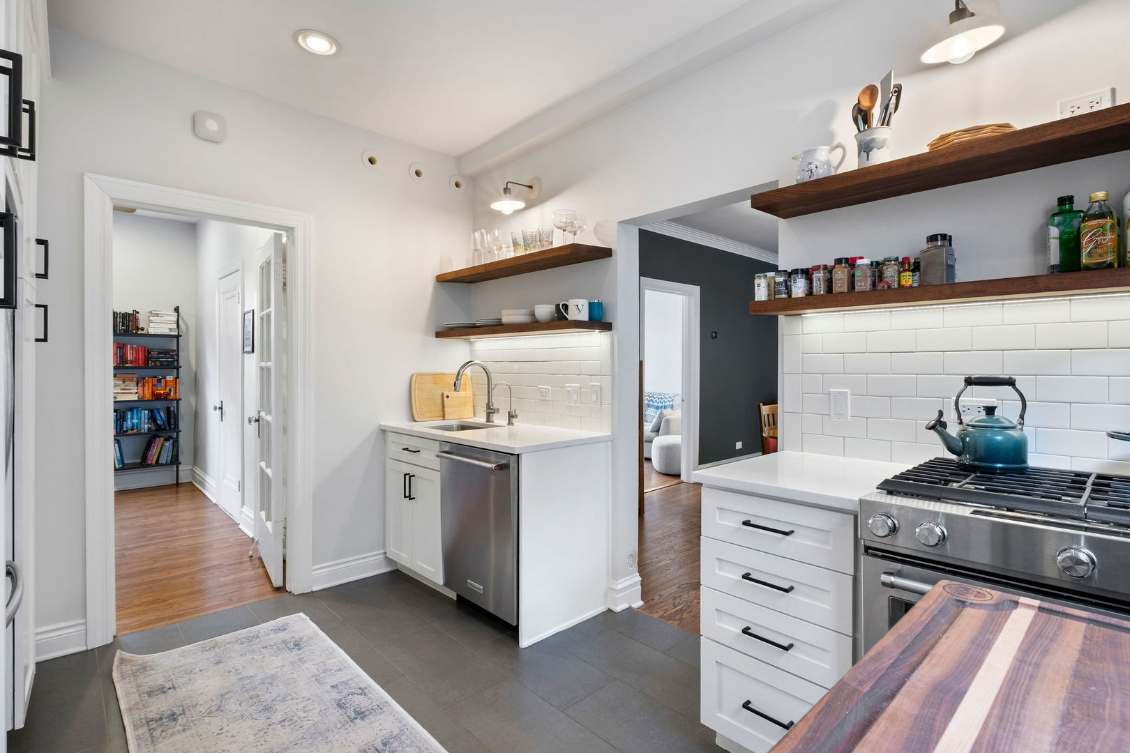 537 W Roscoe Street Unit: 2