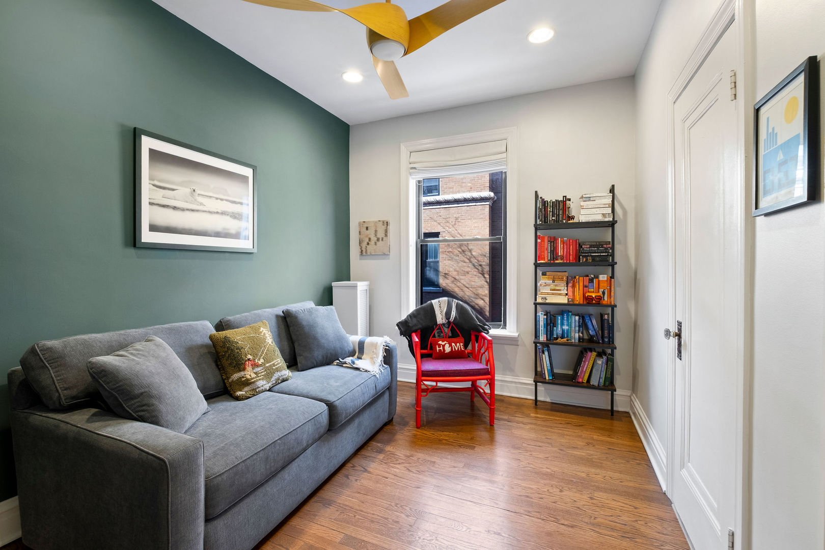 537 W Roscoe Street Unit: 2