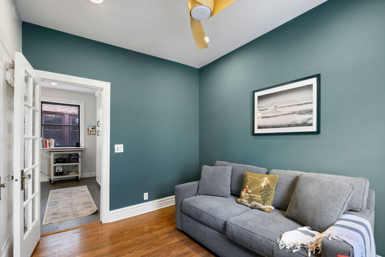537 W Roscoe Street Unit: 2