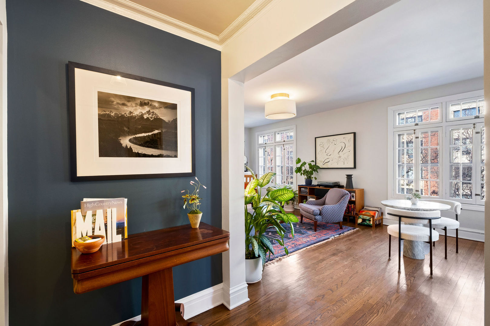 537 W Roscoe Street Unit: 2