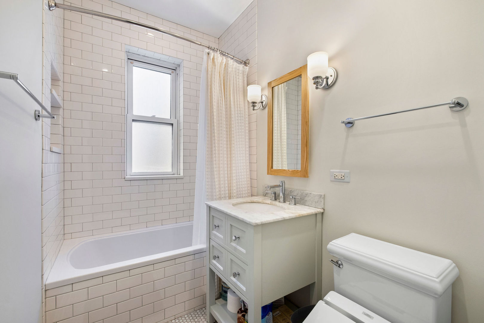 537 W Roscoe Street Unit: 2