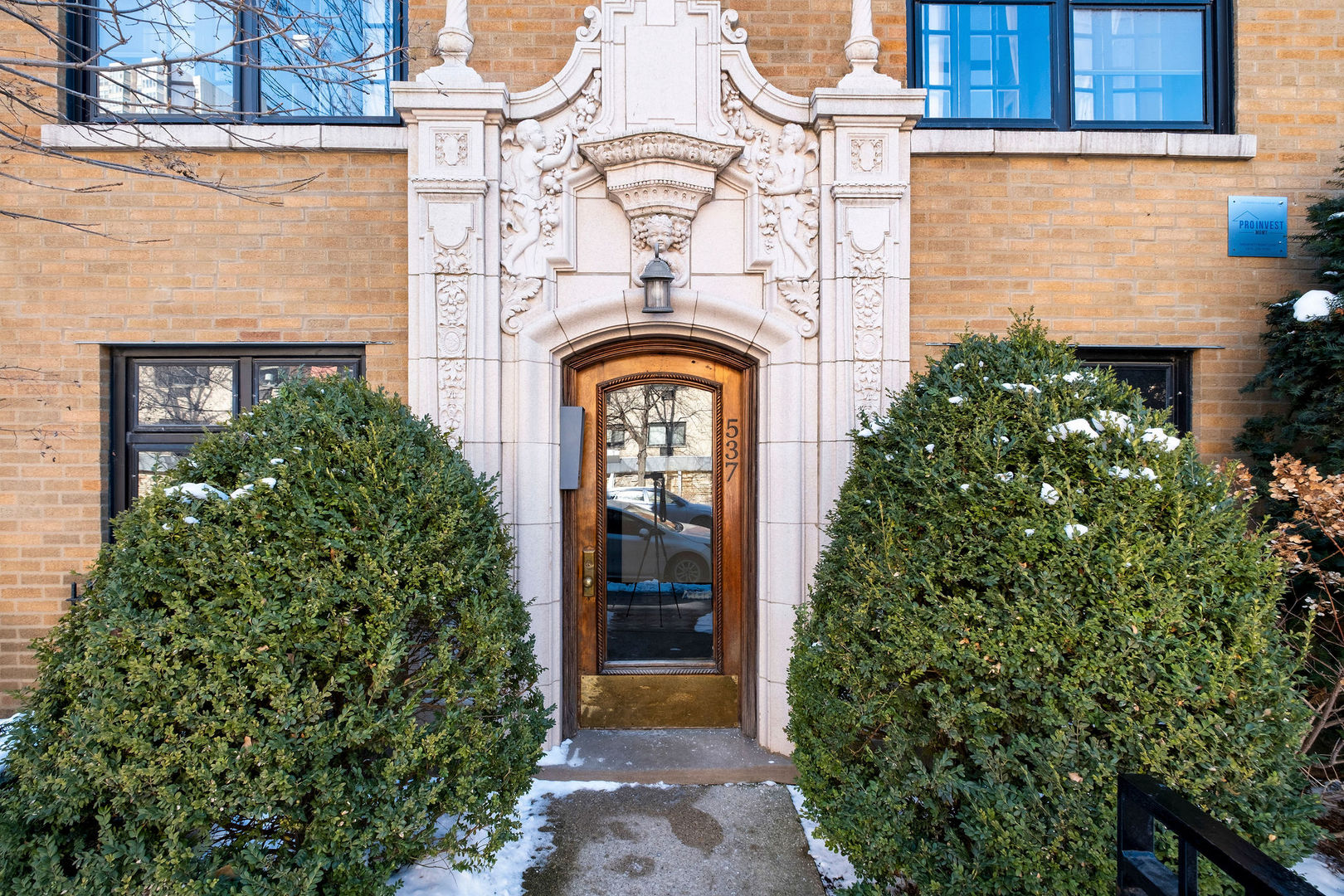 537 W Roscoe Street Unit: 2
