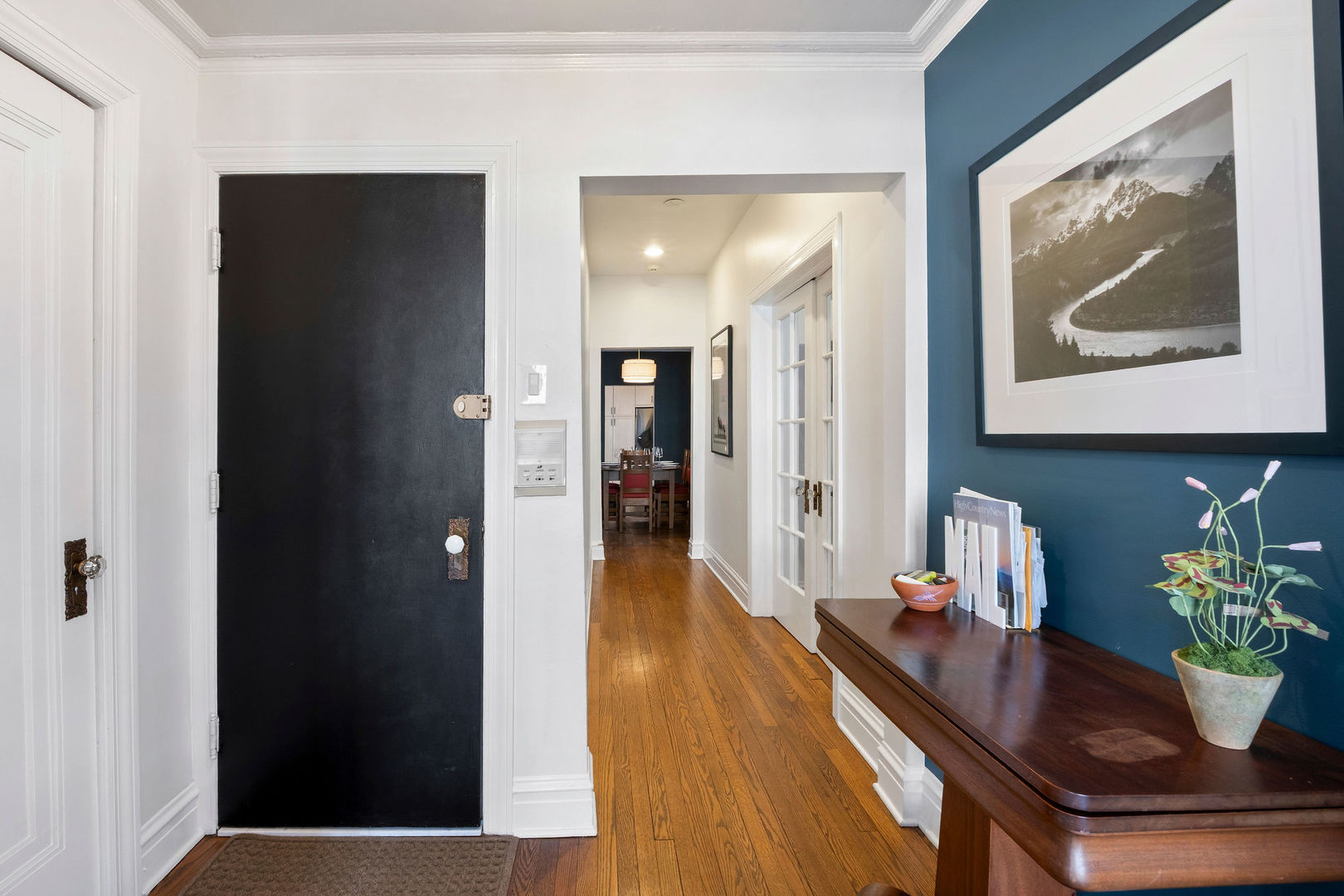 537 W Roscoe Street Unit: 2