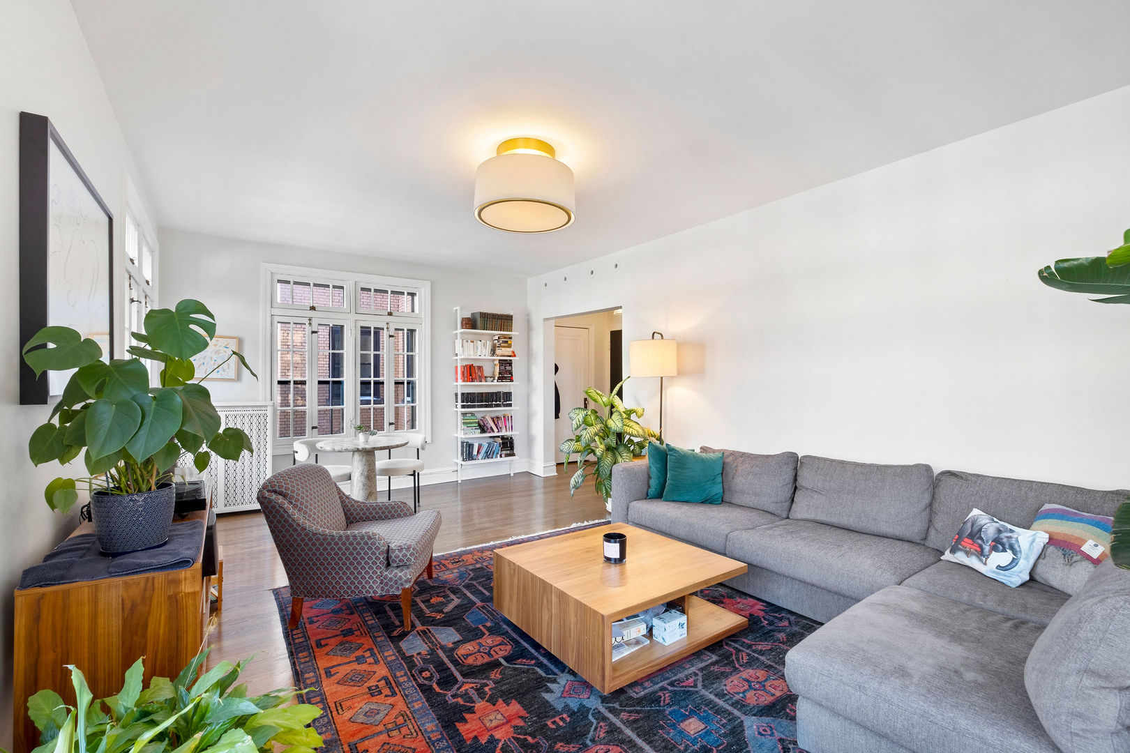 537 W Roscoe Street Unit: 2