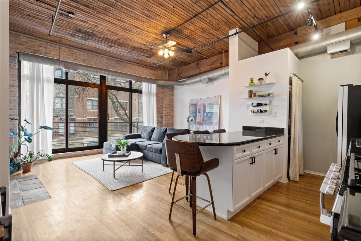 1670 N Claremont Avenue Unit: 209
