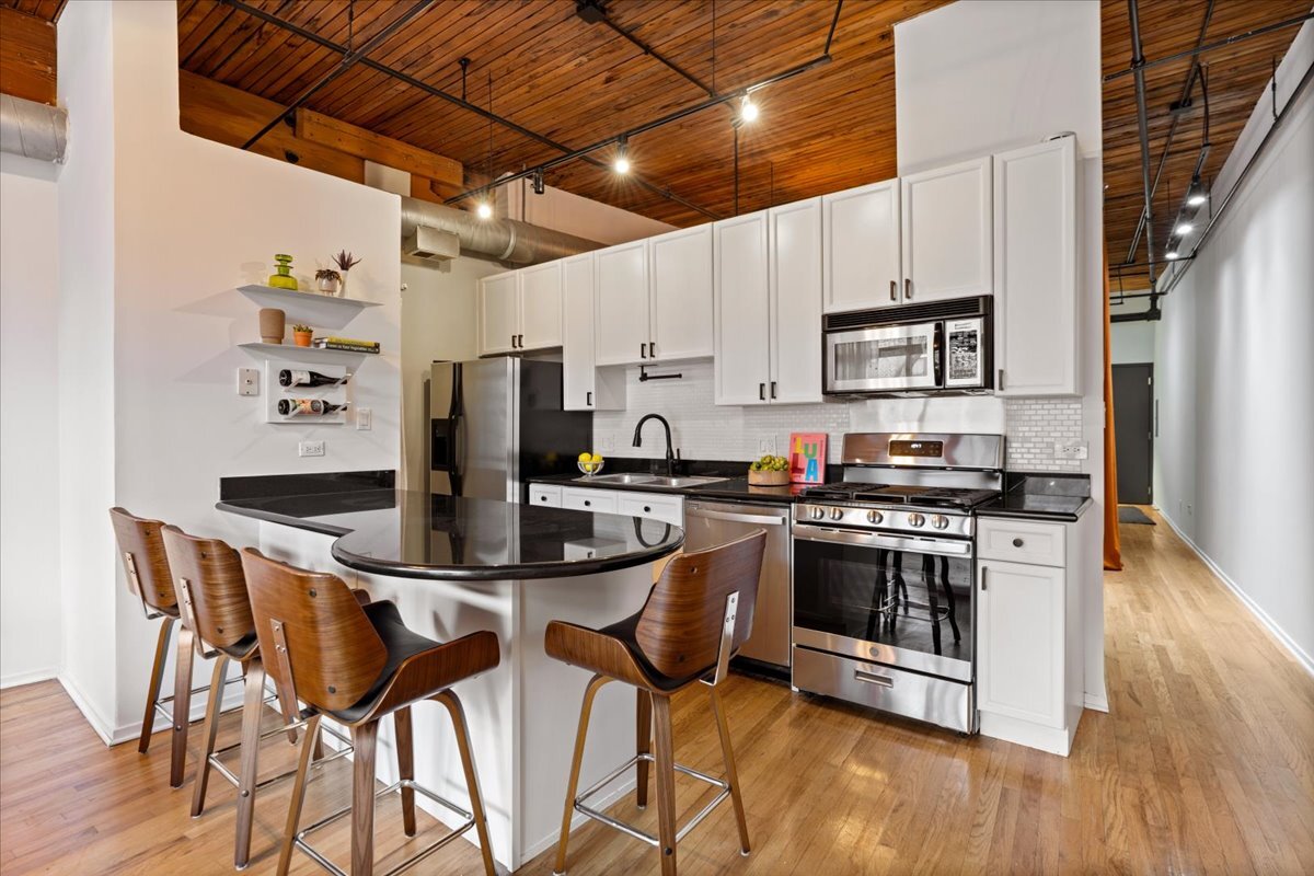 1670 N Claremont Avenue Unit: 209