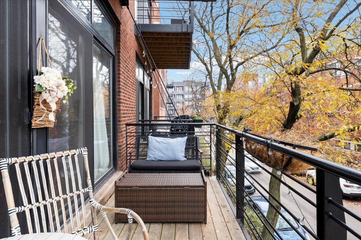 1670 N Claremont Avenue Unit: 209