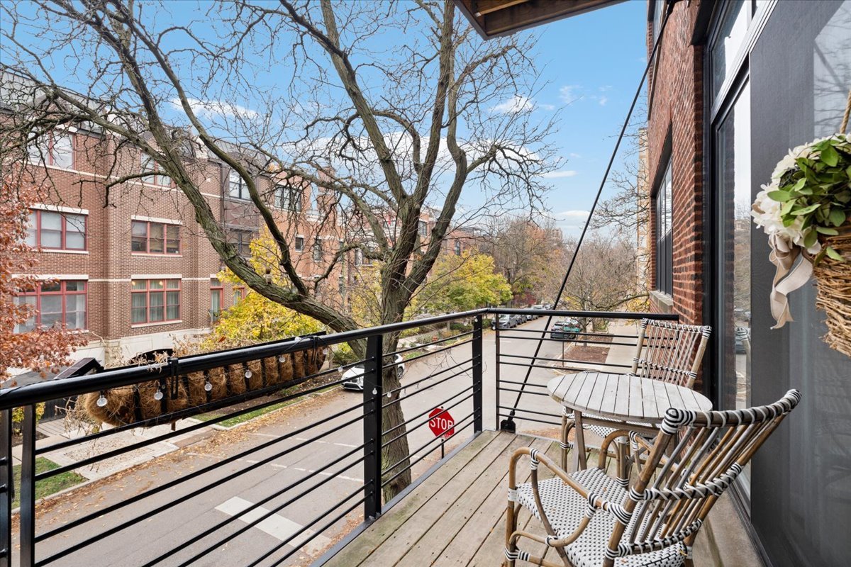 1670 N Claremont Avenue Unit: 209