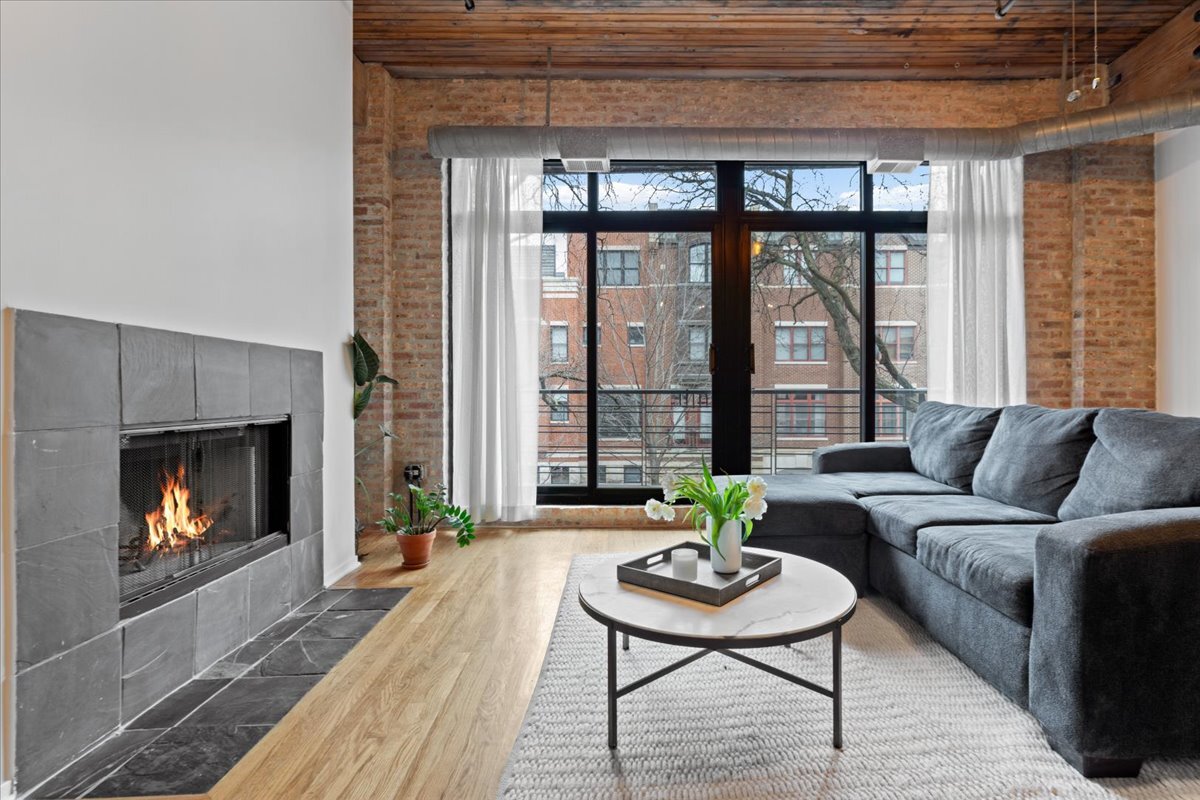 1670 N Claremont Avenue Unit: 209