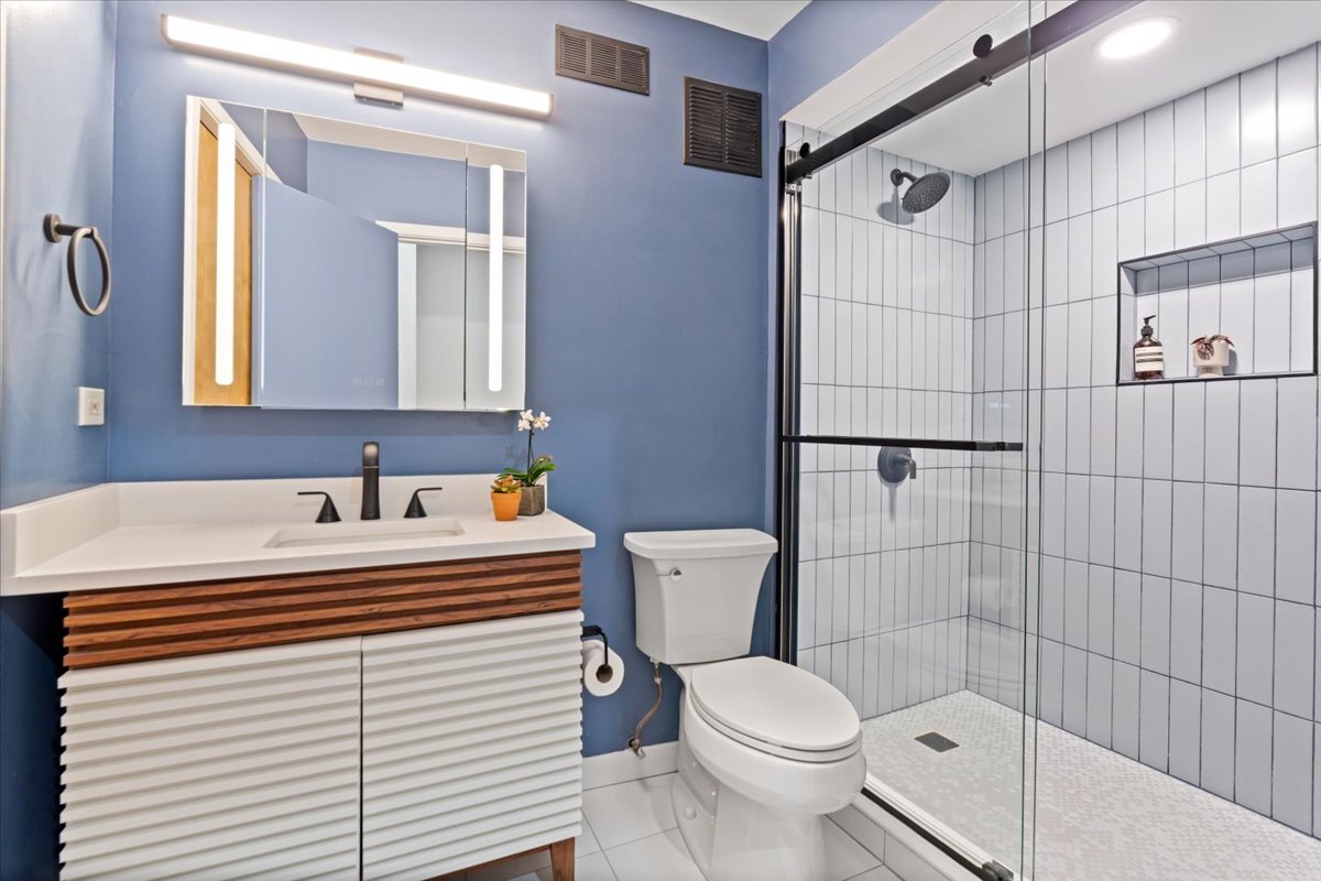 1670 N Claremont Avenue Unit: 209