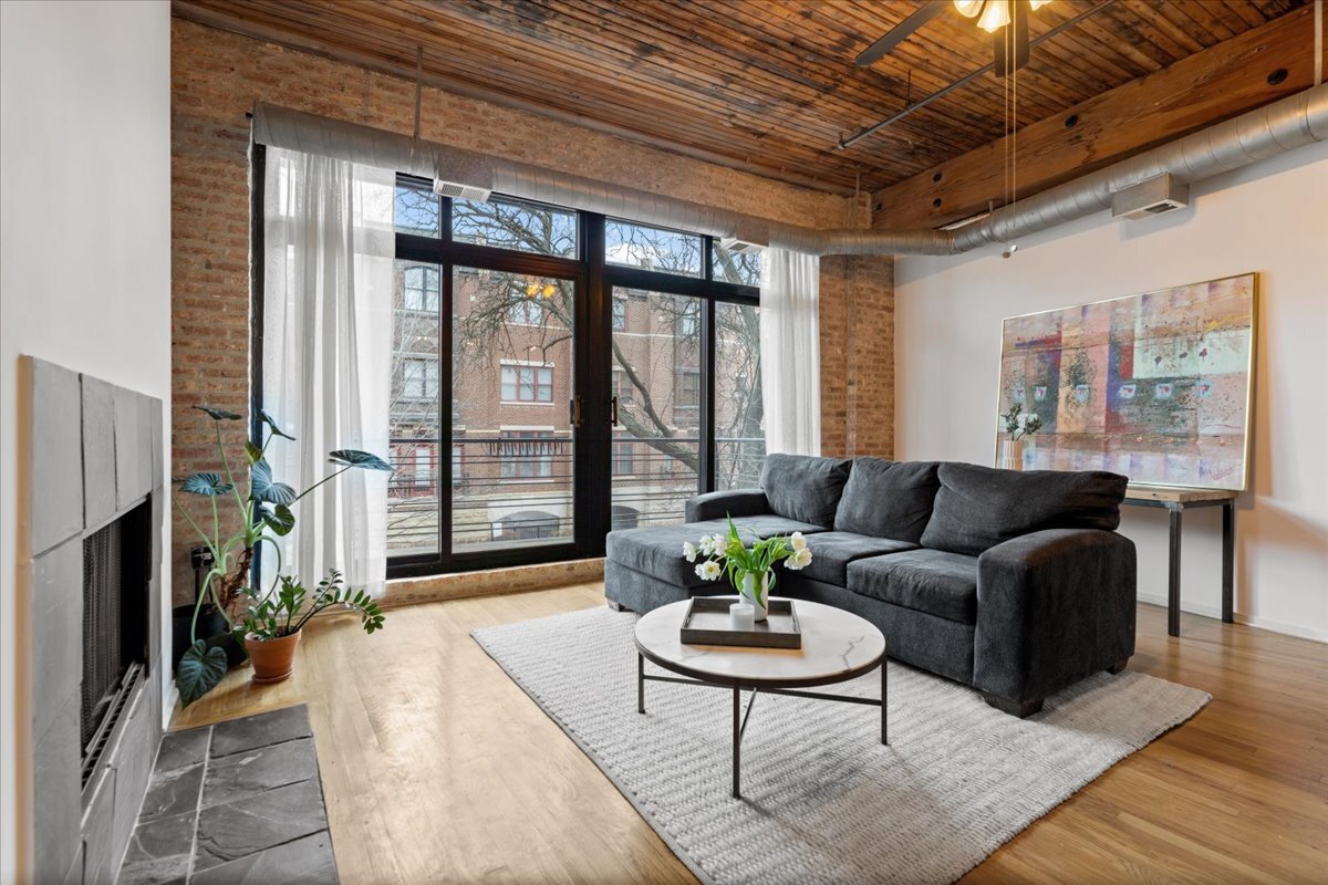 1670 N Claremont Avenue Unit: 209
