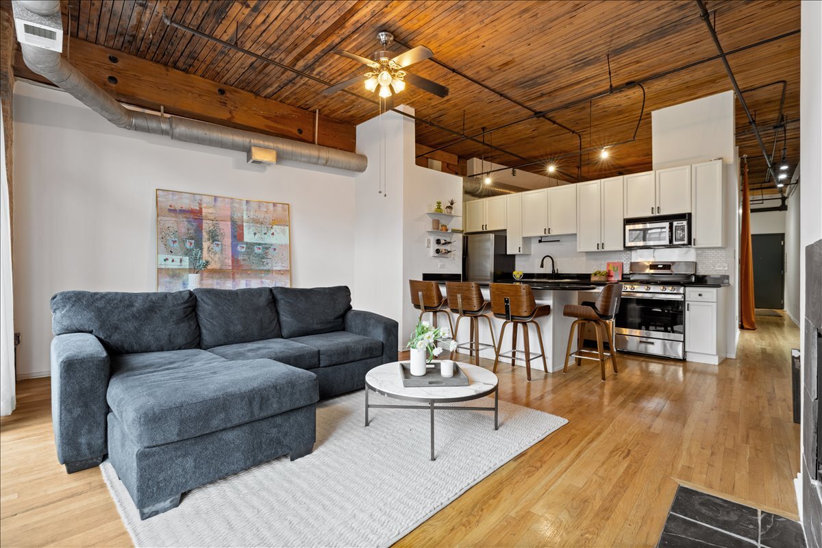 1670 N Claremont Avenue Unit: 209