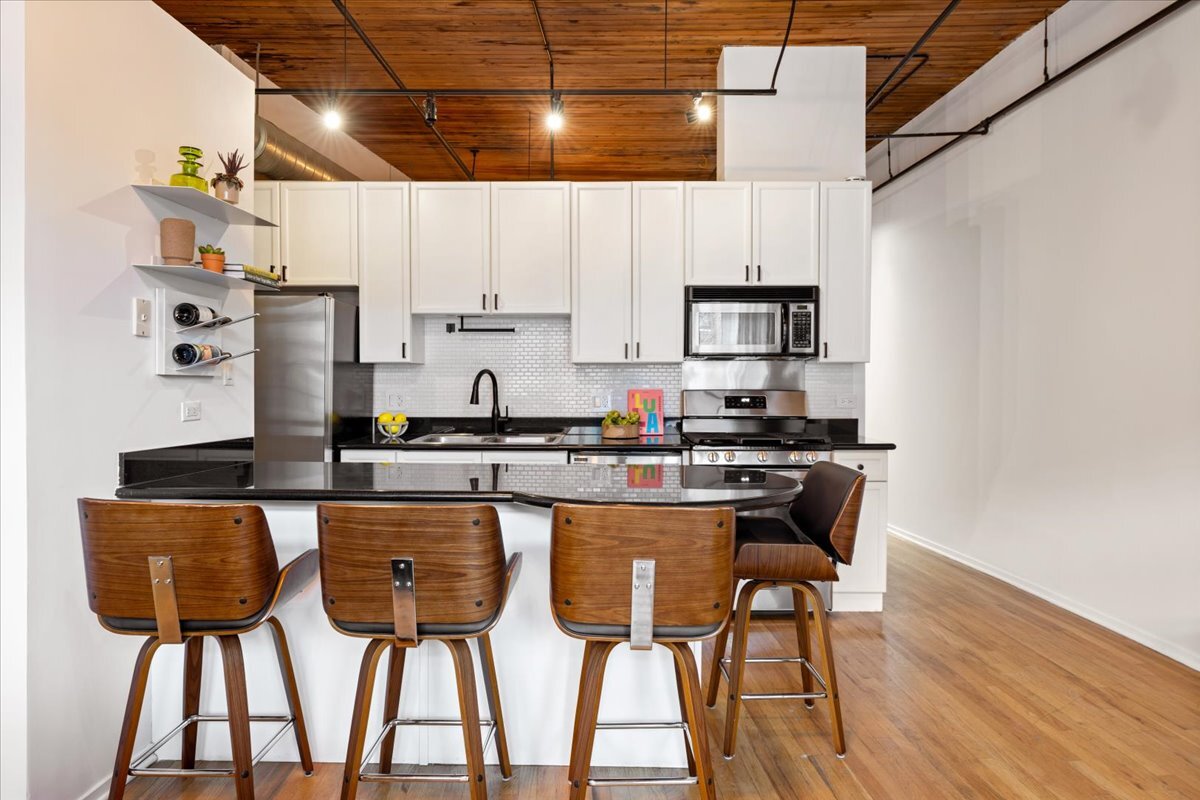 1670 N Claremont Avenue Unit: 209