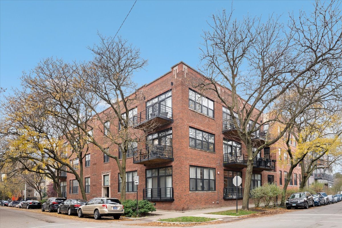 1670 N Claremont Avenue Unit: 209
