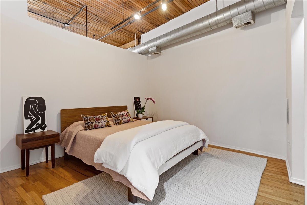 1670 N Claremont Avenue Unit: 209