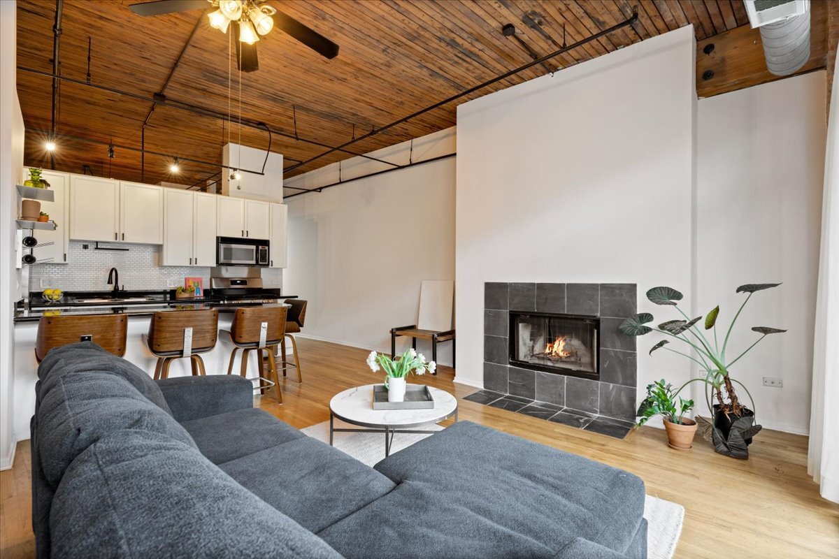 1670 N Claremont Avenue Unit: 209