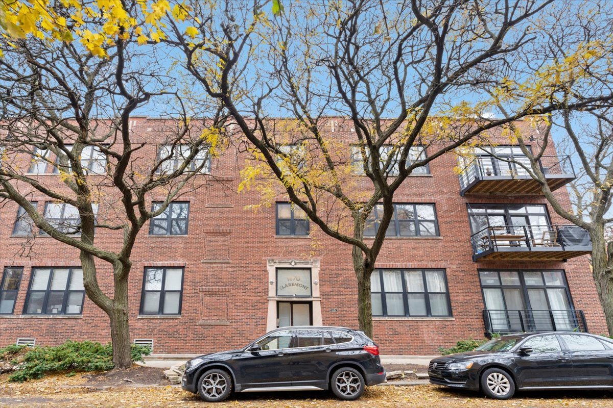 1670 N Claremont Avenue Unit: 209