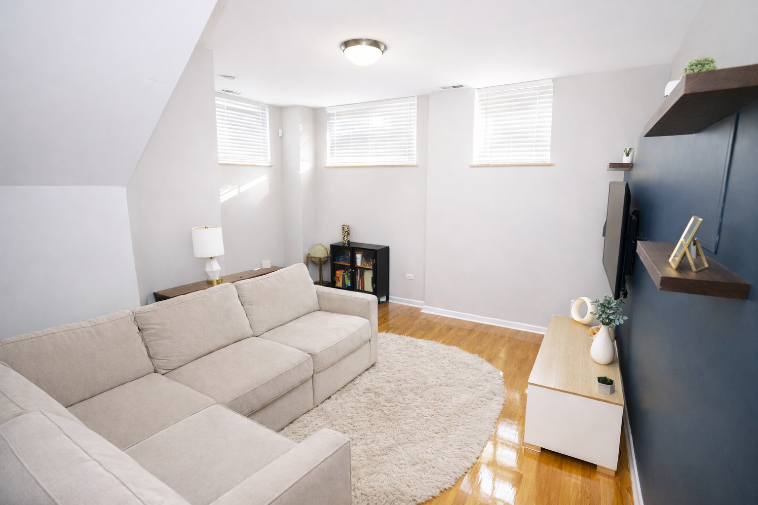 4452 S University Avenue Unit: 1S