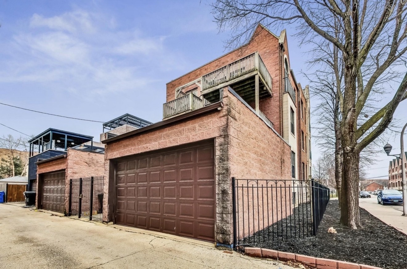 4452 S University Avenue Unit: 1S