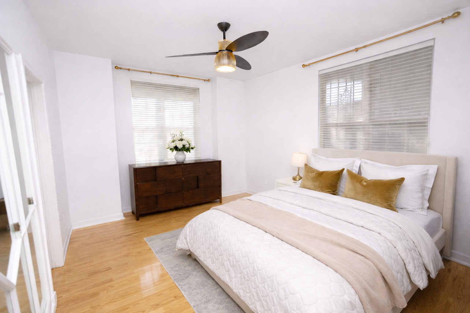 4452 S University Avenue Unit: 1S