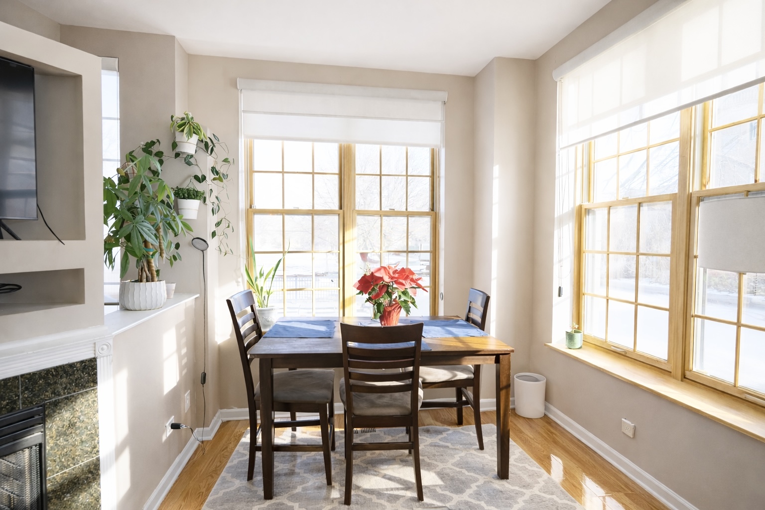 4452 S University Avenue Unit: 1S