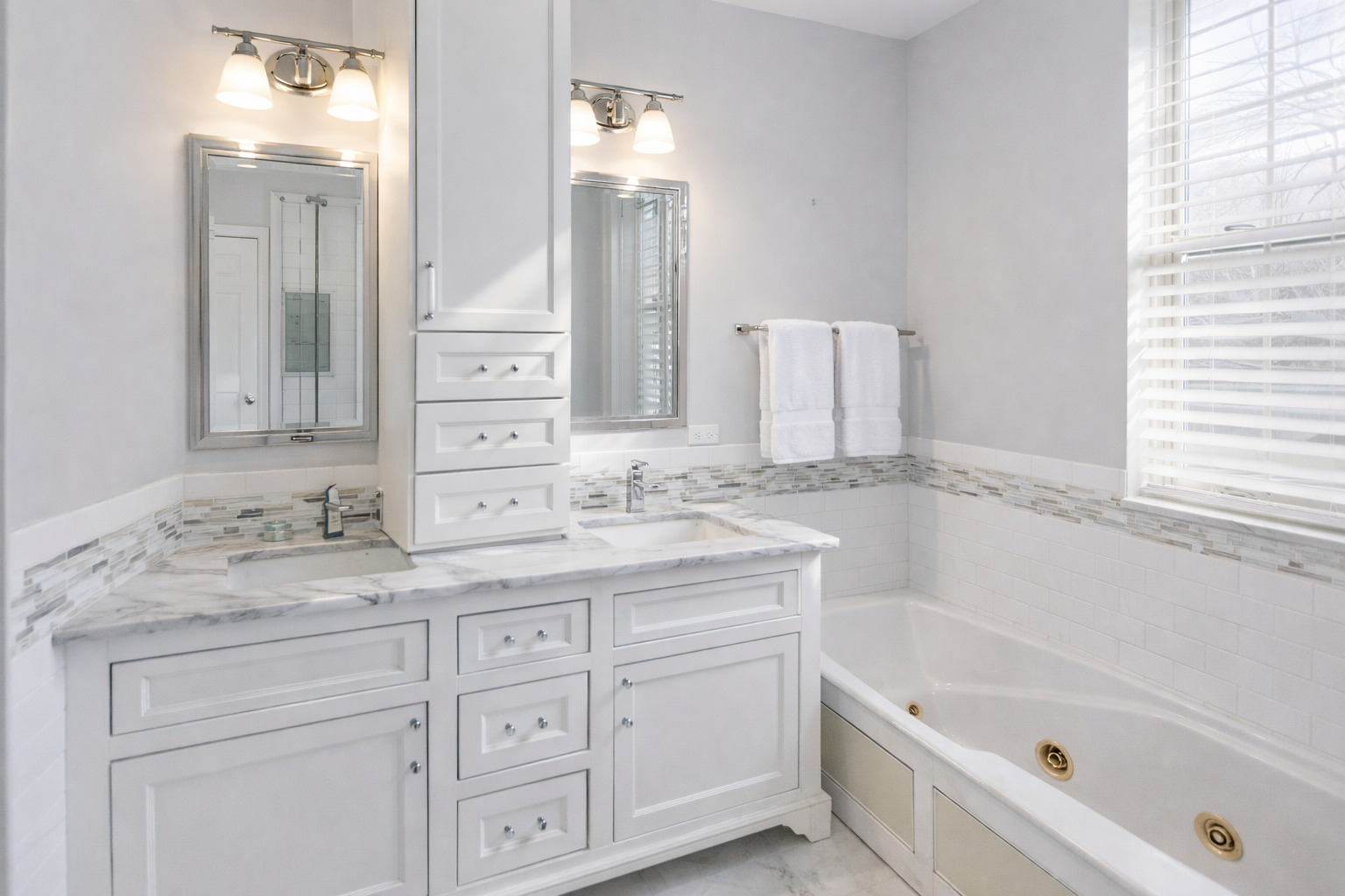 4452 S University Avenue Unit: 1S