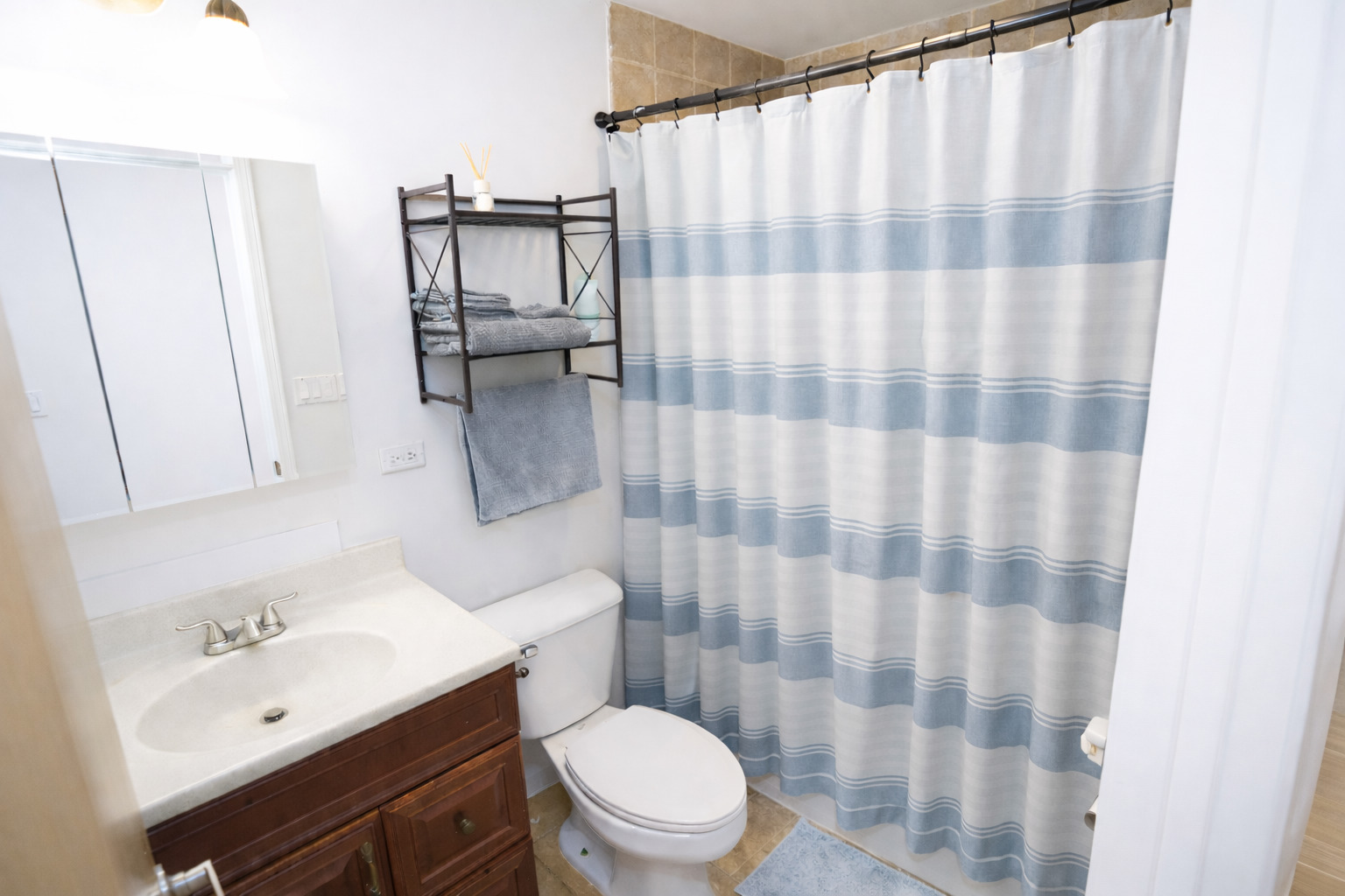 4452 S University Avenue Unit: 1S
