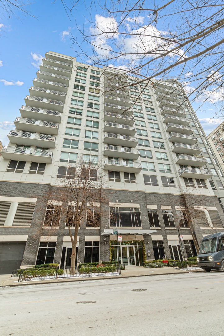 421 W Huron Street Unit: 805