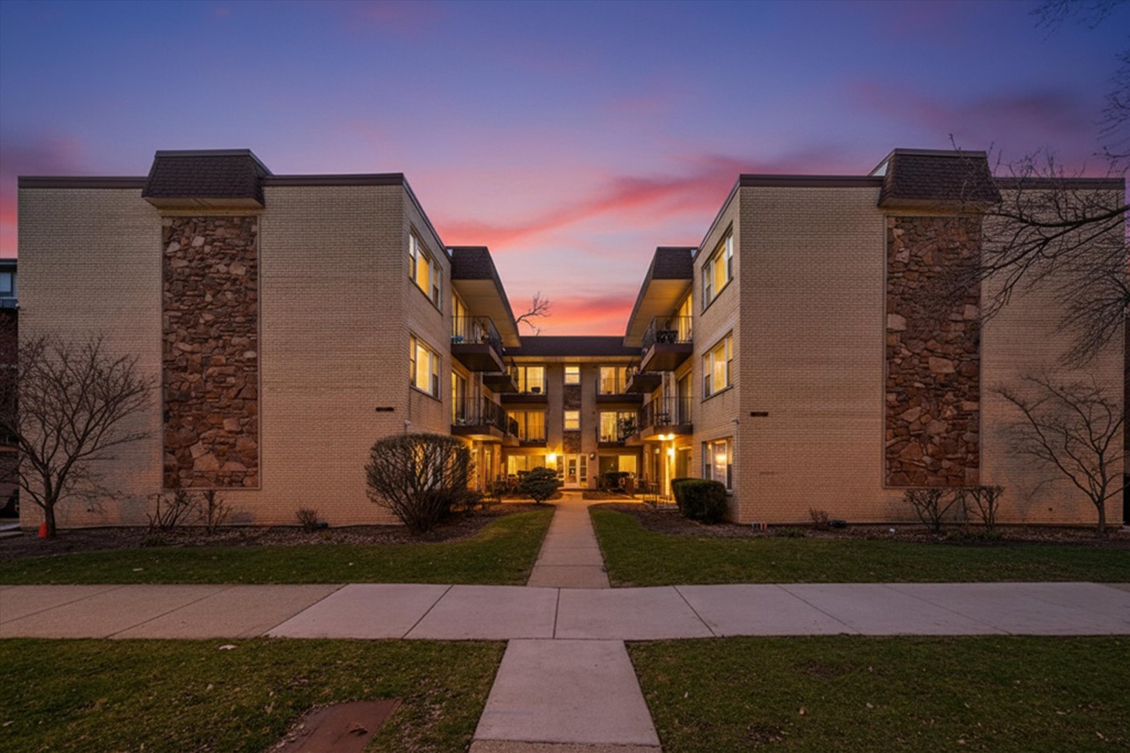 4340 N Keeler Avenue Unit: 1F