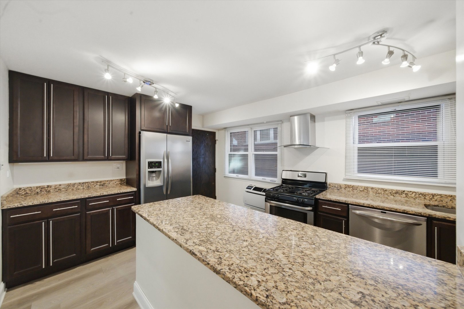 4340 N Keeler Avenue Unit: 1F